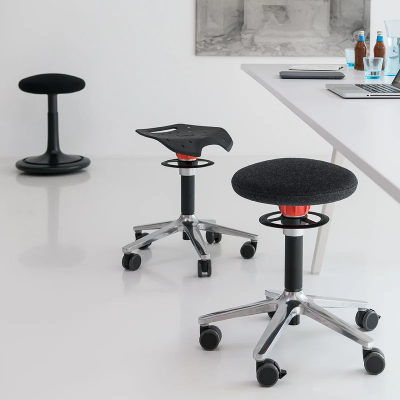 KÖHL ONGO Roll Sattel | Polster Stoff | Schwarz Alu | ergonomischer Sitzhocker | Arbeitshocker | Sattelhocker
