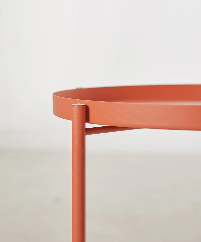 Mesa auxiliar metálica de colores Noko
