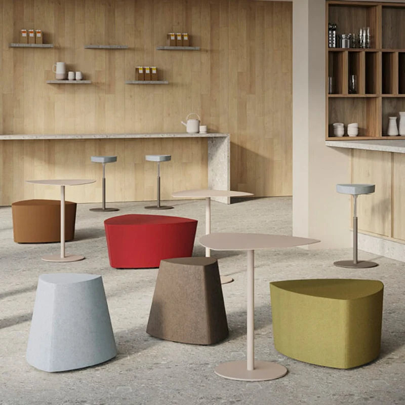 Kensho Stool von Kastel – Design-Polsterhocker & Pouf mobil für moderne Kommunikationszonen
