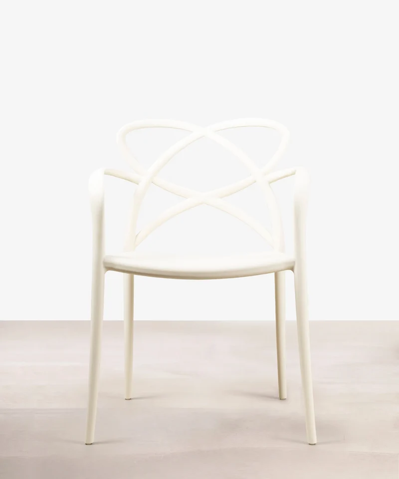 Silla de Polipropileno con Reposabrazos Maestro Arms