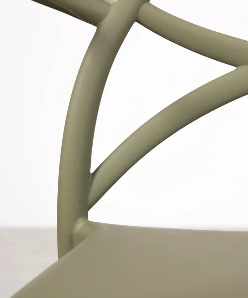Silla de Polipropileno con Reposabrazos Maestro Arms