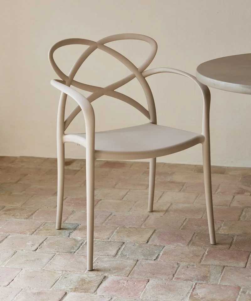 Silla de Polipropileno con Reposabrazos Maestro Arms
