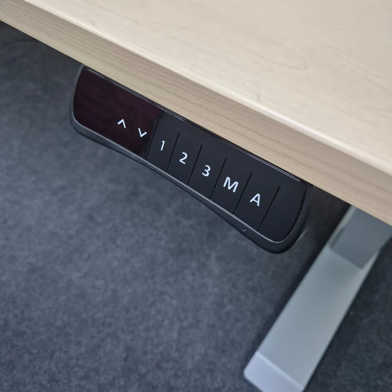 Elektrisch höhenverstellbarer Schreibtisch NEU