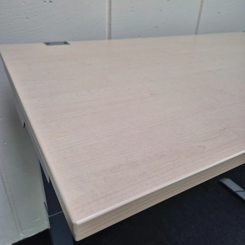 Elektrisch höhenverstellbarer Schreibtisch NEU