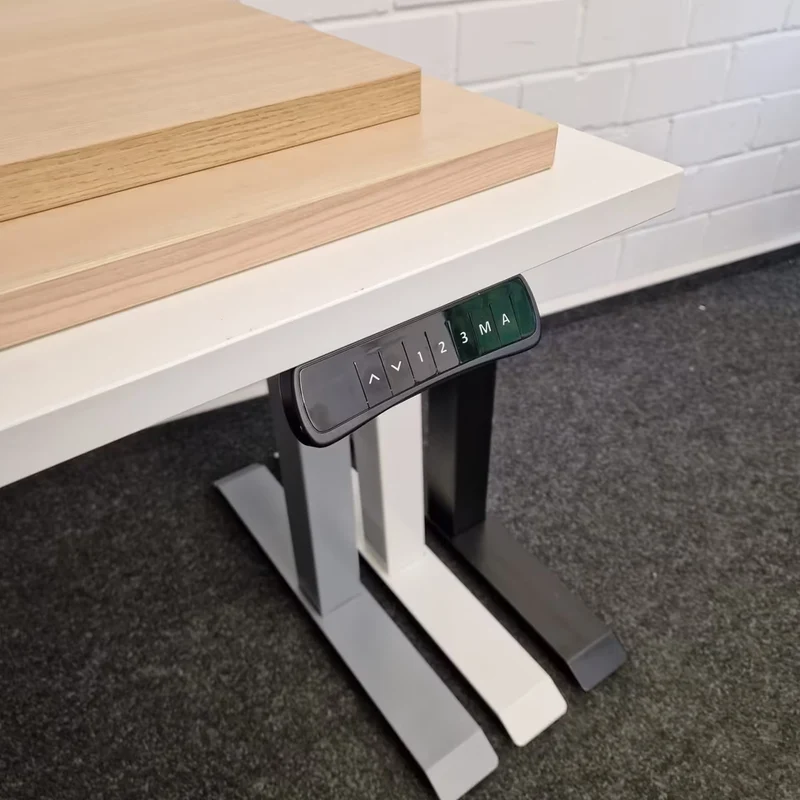 Elektrisch höhenverstellbarer Schreibtisch NEU