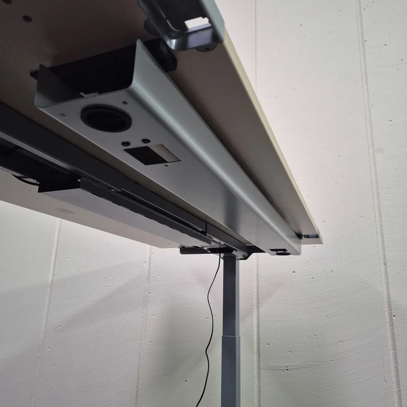 Elektrisch höhenverstellbarer Schreibtisch NEU