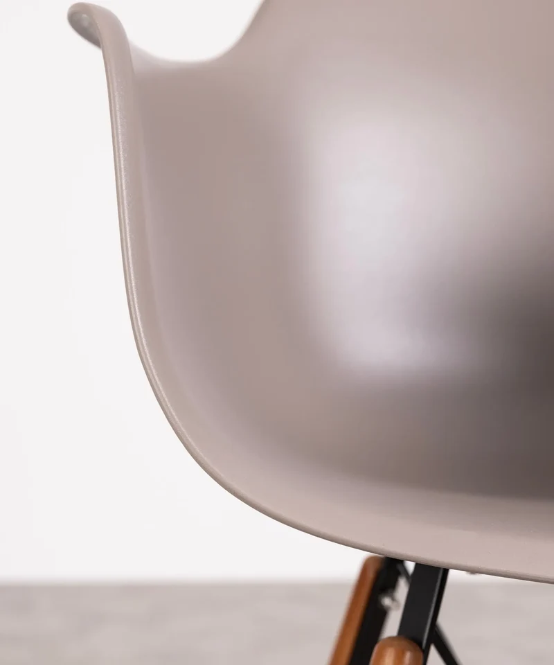 Silla de Polipropileno y Madera con Reposabrazos Elon Arms