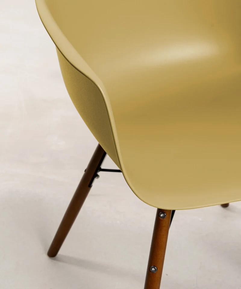 Silla de Polipropileno y Madera con Reposabrazos Elon Arms