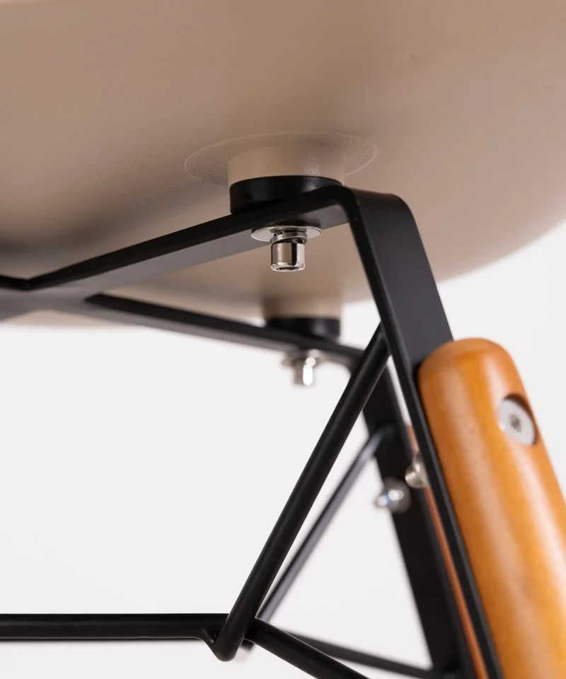 Silla de Polipropileno y Madera con Reposabrazos Elon Arms