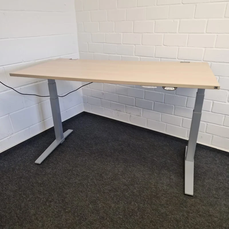 Elektrisch höhenverstellbarer Schreibtisch – König & Neurath