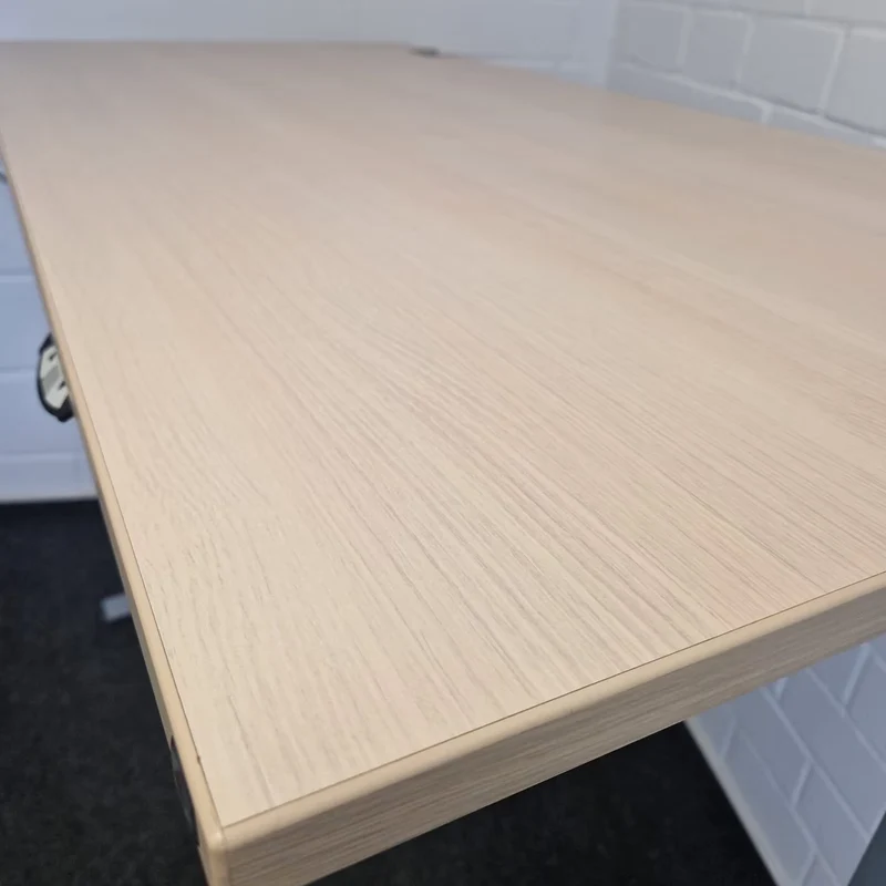 Elektrisch höhenverstellbarer Schreibtisch – König & Neurath