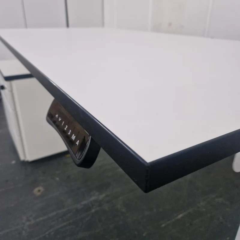 Elektrisch höhenverstellbarer Schreibtisch – Neu