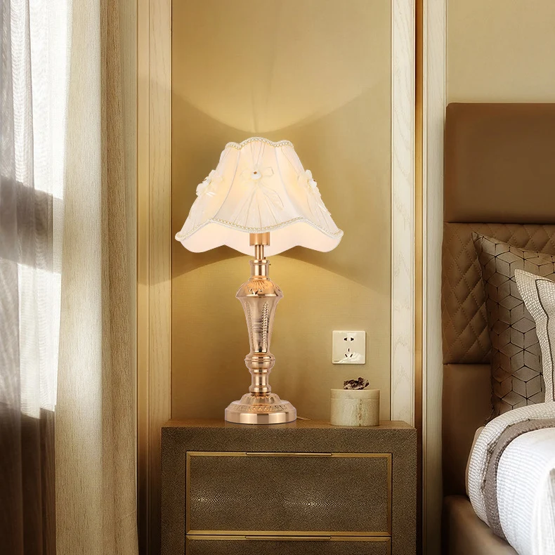 Contemporary Scandinavian Flower Iron Fabric 1-Light Table Lamp For Bedroom