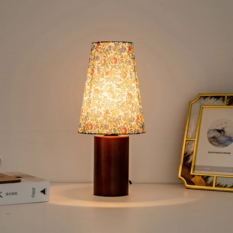 Traditional Vintage Round Table Solid Wood Fabric 1-Light Table Lamp For Bedroom