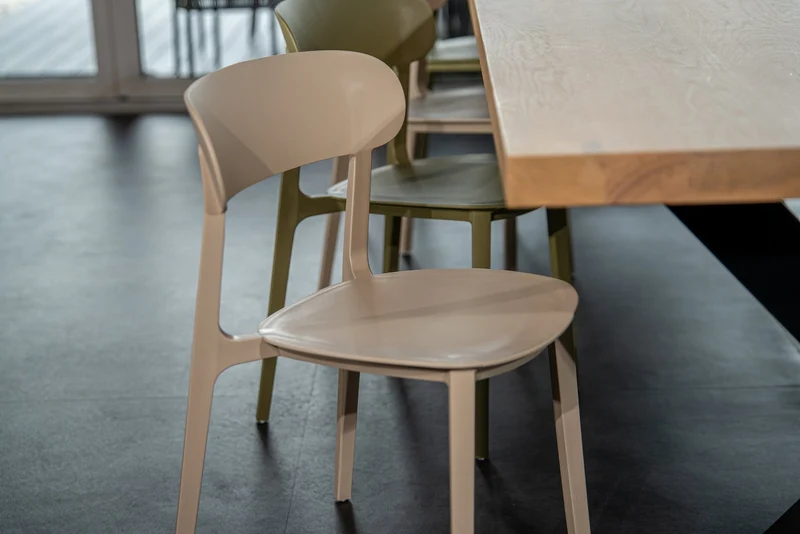 Yellow Dot · Pura – Kantinenstuhl und Barhocker