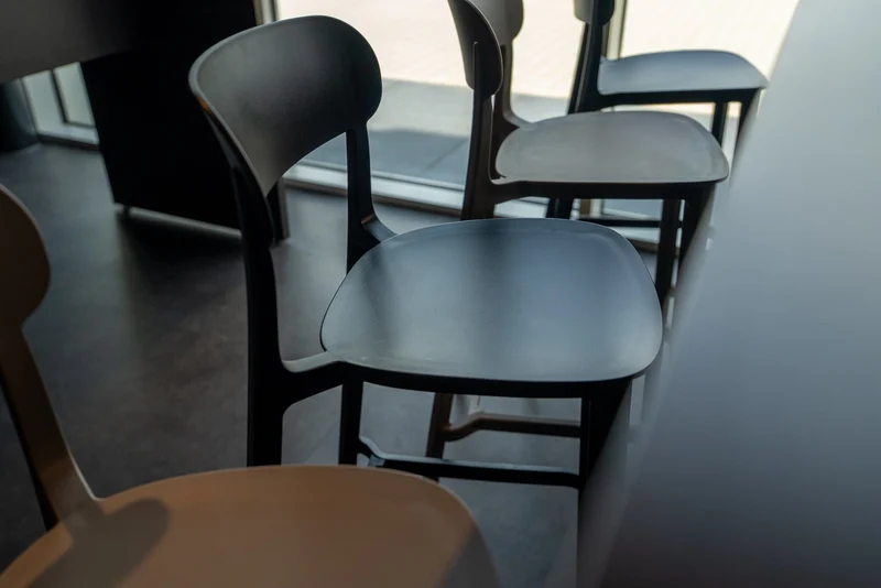 Yellow Dot · Pura – Kantinenstuhl und Barhocker