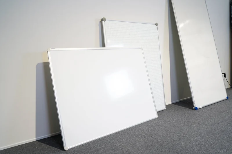 Whiteboard in verschiedenen Größen gebraucht