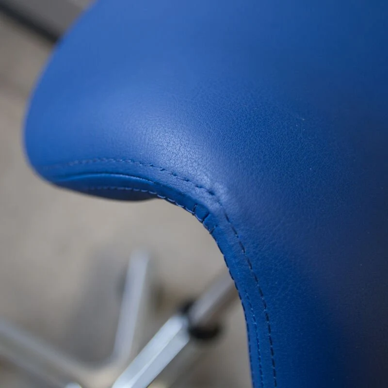 Stehhilfe - Ergonomischer Pendelhocker Lento Sella / Sattelsitz / Stehhocker für einen gesunden Rücken - Kunstleder Antibakteriell