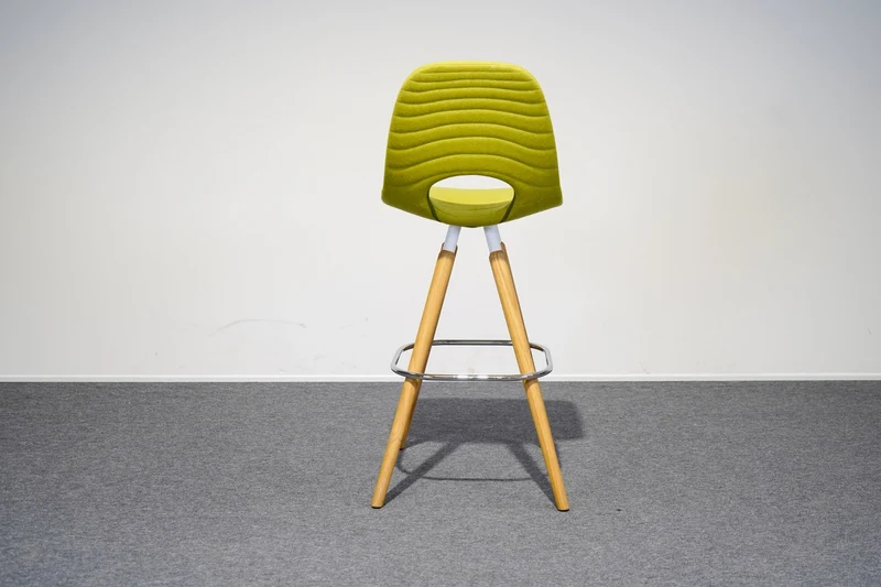 Barhocker aus Holz in Grün Nowy Styl gebraucht