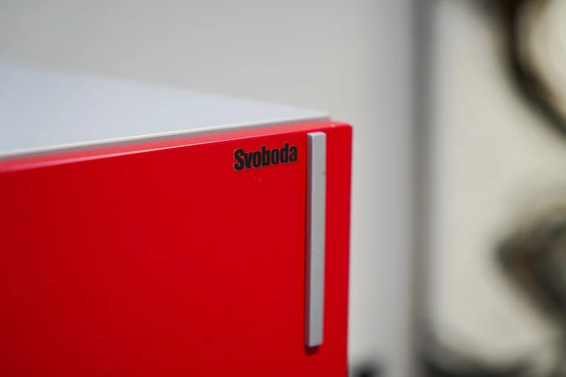 Schiebetürschrank Ahorn/Rot Svoboda gebraucht