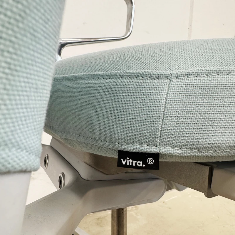 Vitra ID Trim hellblau Ringarmlehne