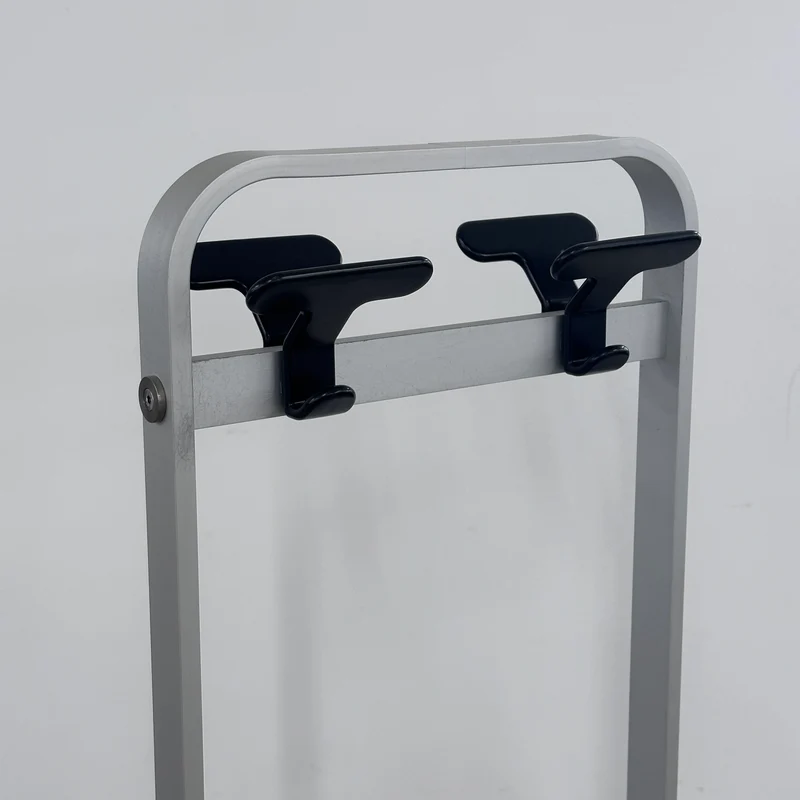Helit Norman Foster Garderobe klein
