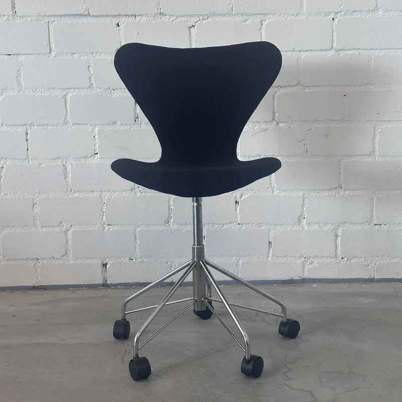 Fritz Hansen Serie 7 3117 Schreibtischstuhl schwarz
