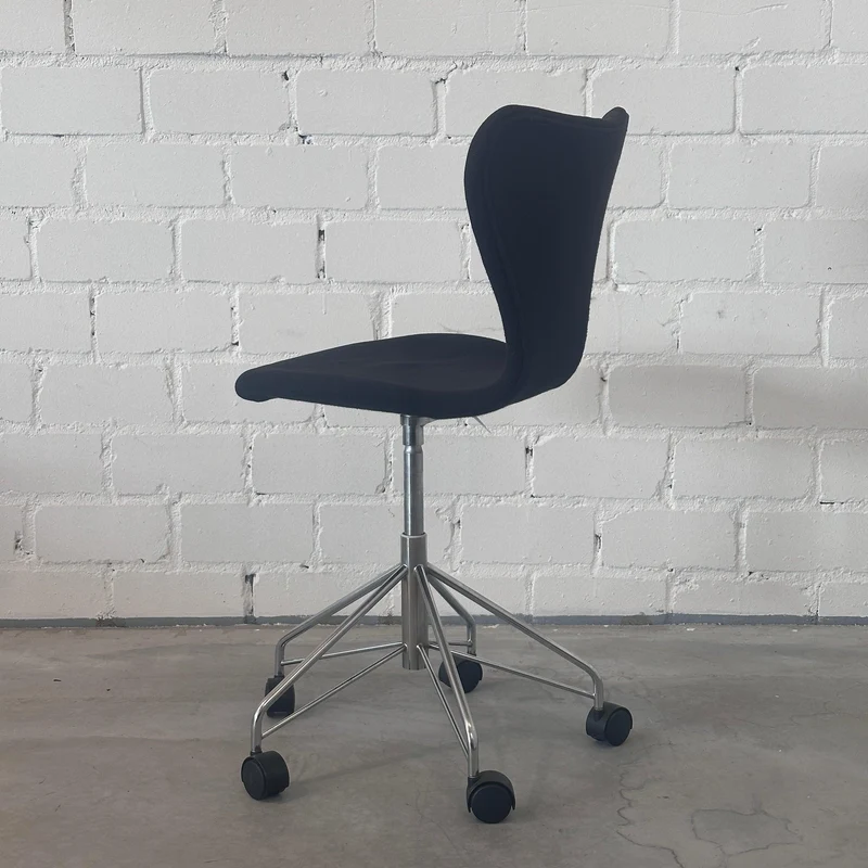 Fritz Hansen Serie 7 3117 Schreibtischstuhl schwarz