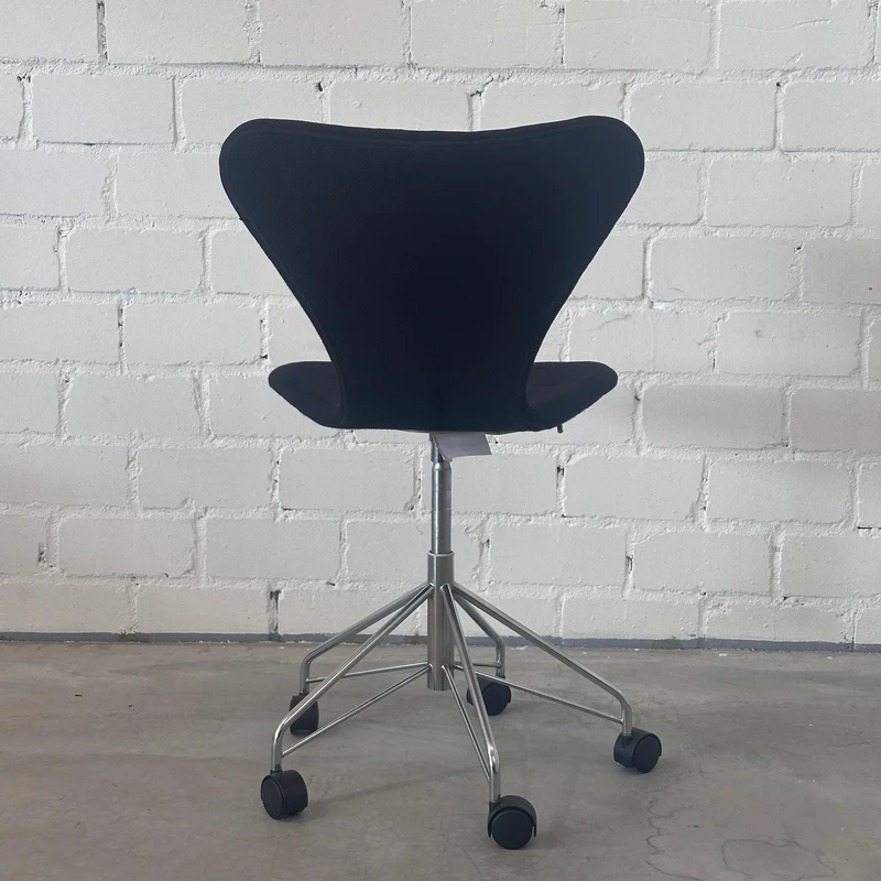 Fritz Hansen Serie 7 3117 Schreibtischstuhl schwarz