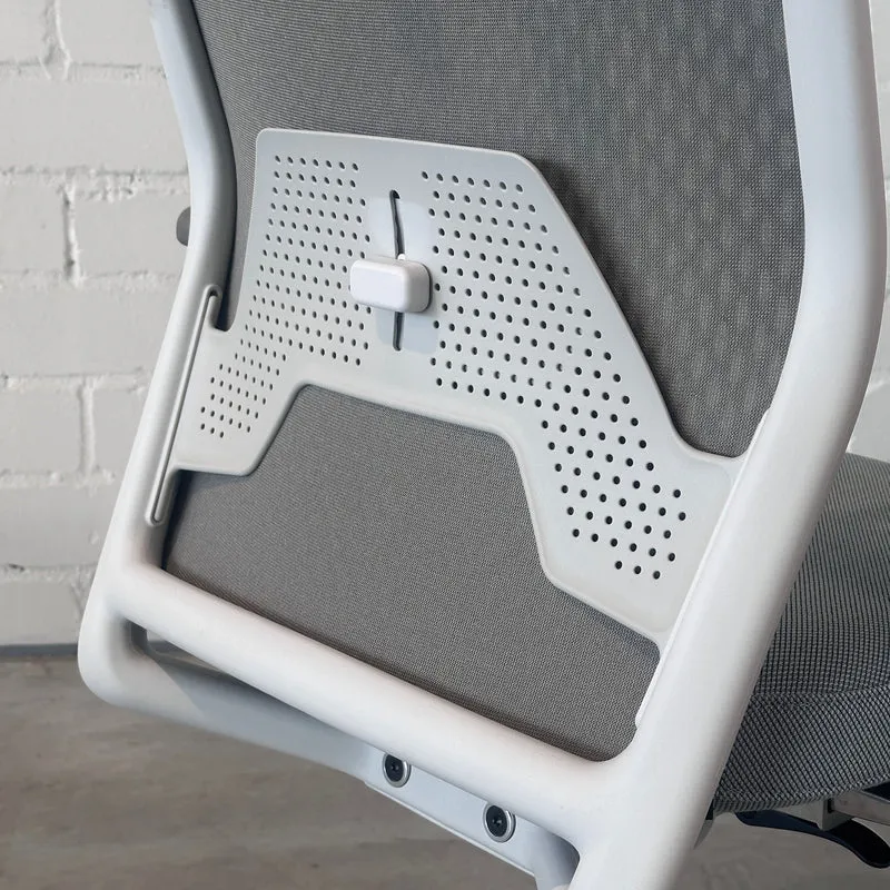 Vitra ID Mesh mit Kopfstütze hellgrau