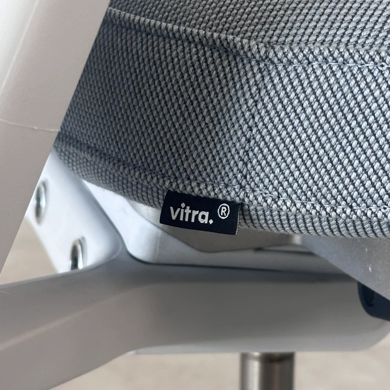 Vitra ID Mesh mit Kopfstütze hellgrau