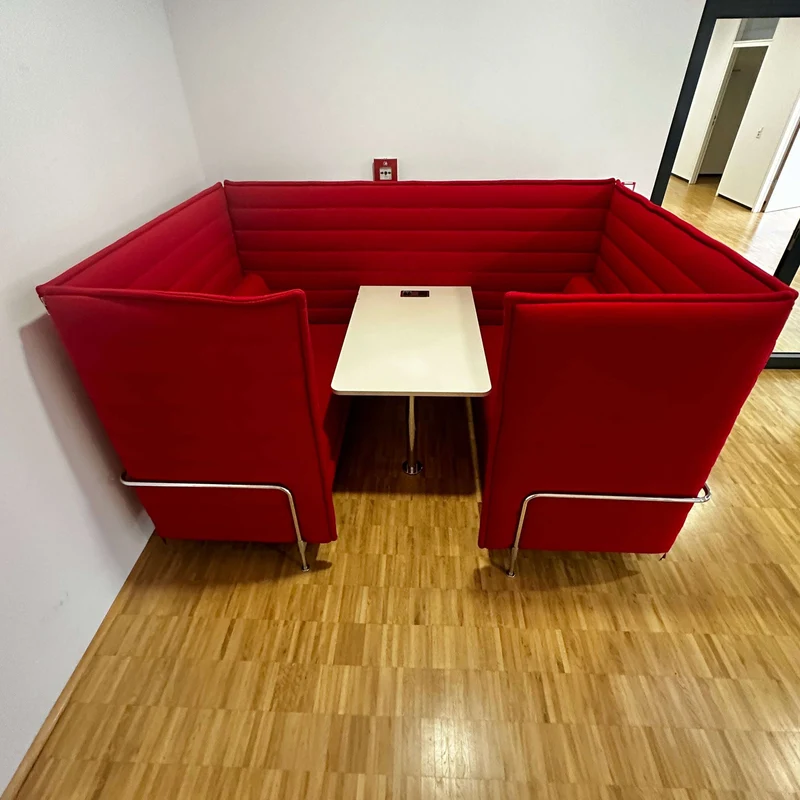 Vitra Alcove Cabin Highback mit Arbeitsplatte rot