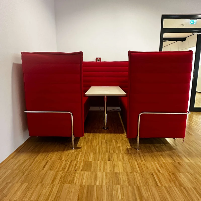 Vitra Alcove Cabin Highback mit Arbeitsplatte rot
