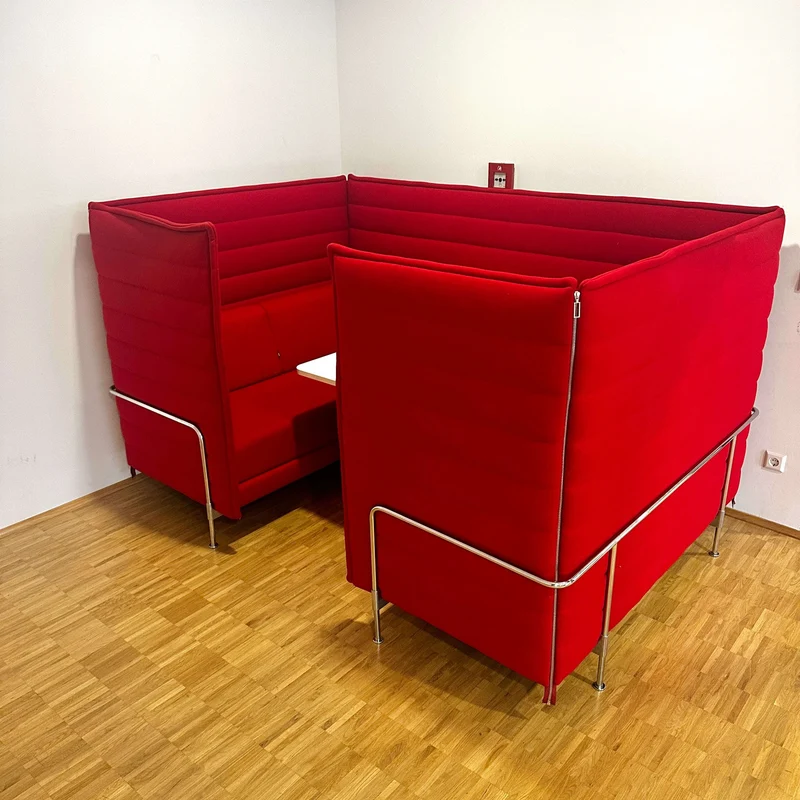 Vitra Alcove Cabin Highback mit Arbeitsplatte rot