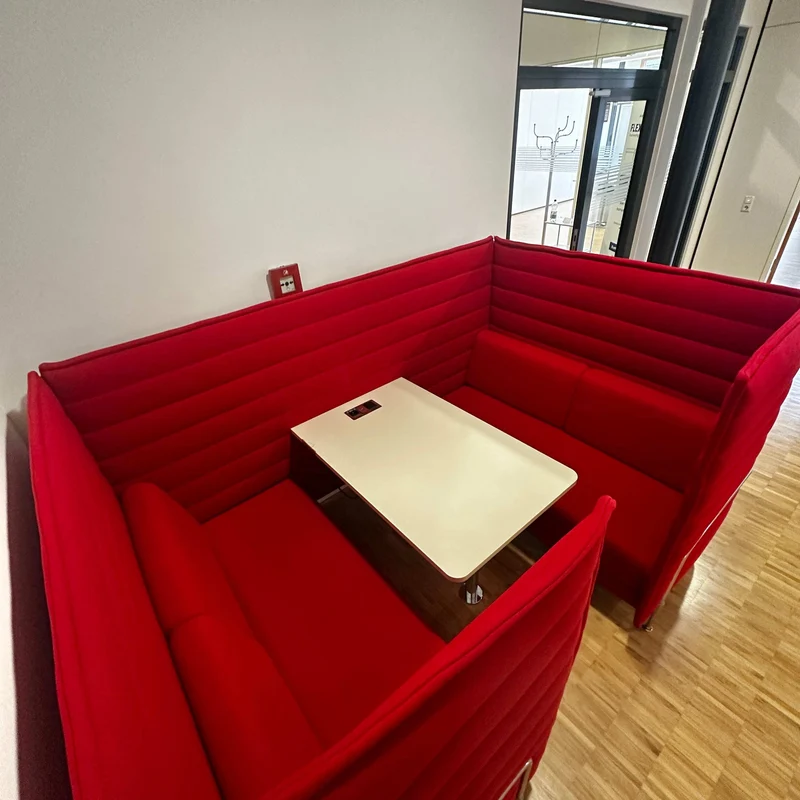 Vitra Alcove Cabin Highback mit Arbeitsplatte rot