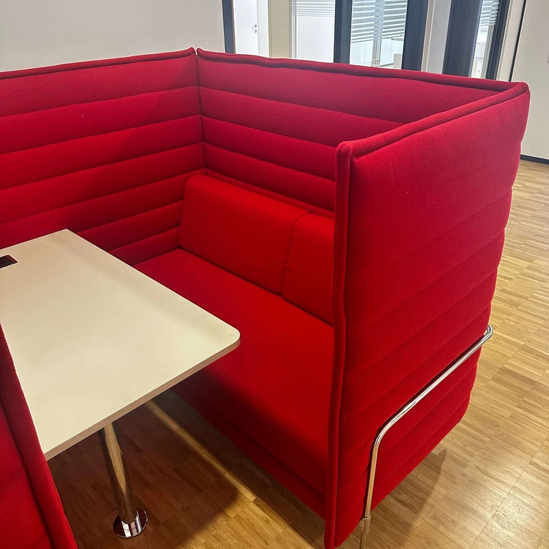 Vitra Alcove Cabin Highback mit Arbeitsplatte rot