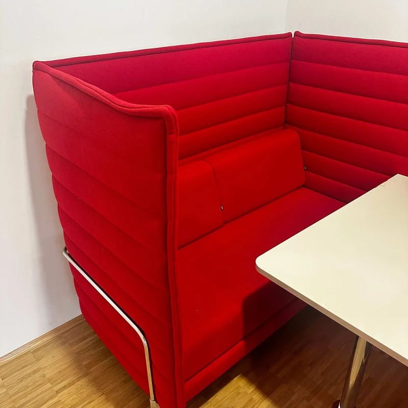 Vitra Alcove Cabin Highback mit Arbeitsplatte rot