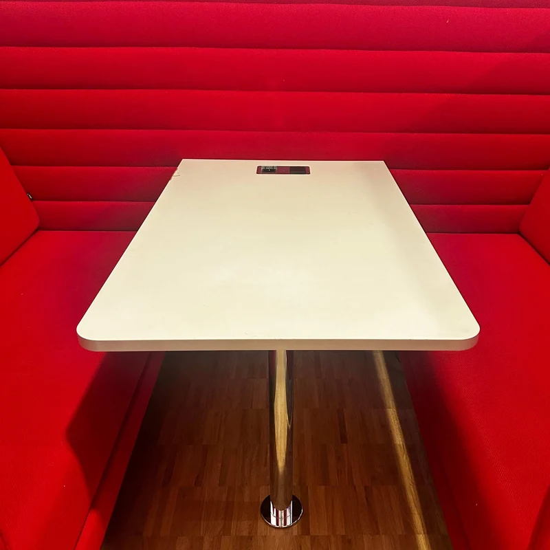 Vitra Alcove Cabin Highback mit Arbeitsplatte rot