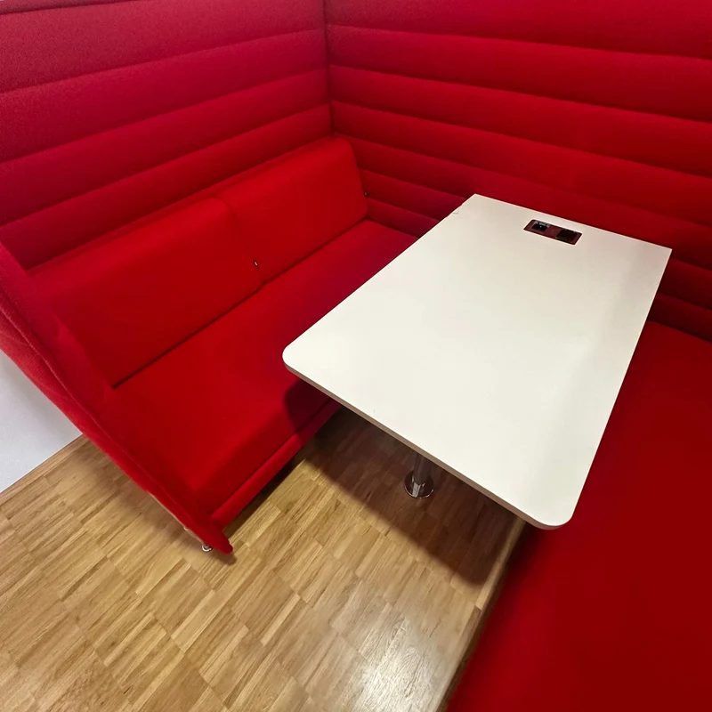 Vitra Alcove Cabin Highback mit Arbeitsplatte rot
