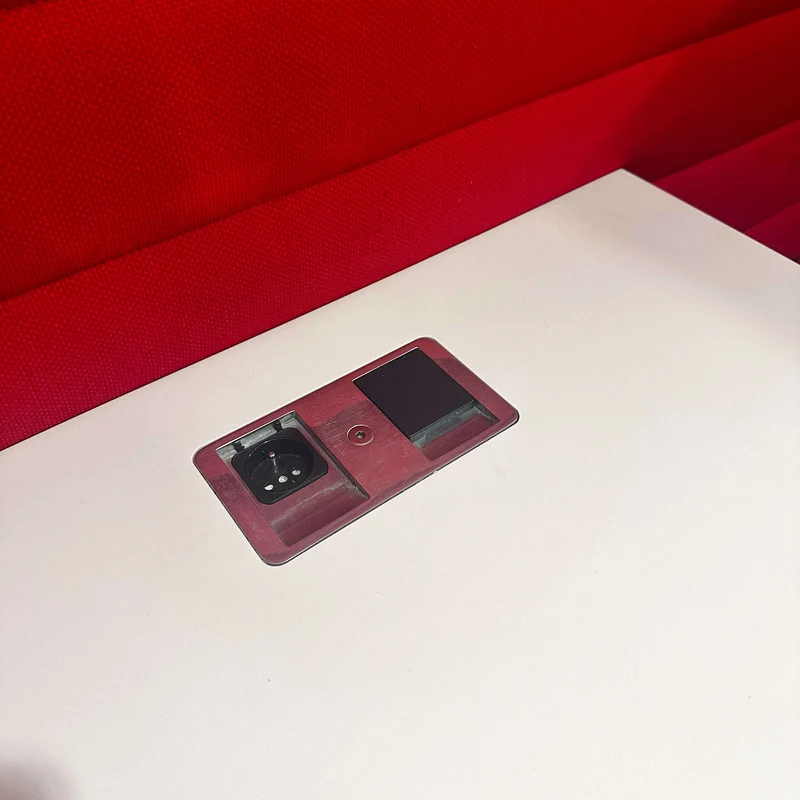 Vitra Alcove Cabin Highback mit Arbeitsplatte rot