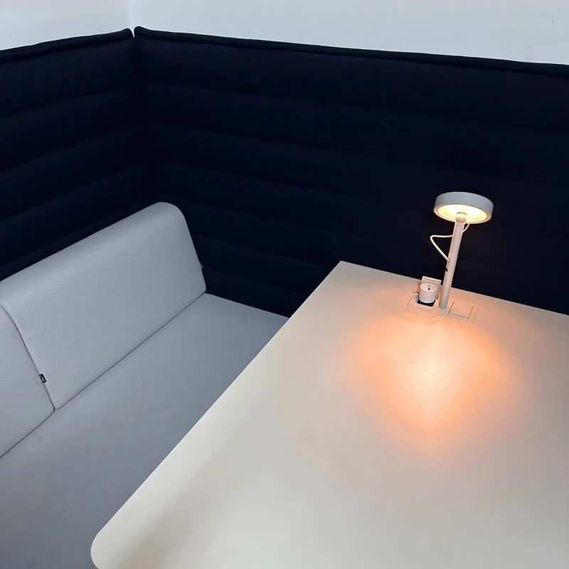 Vitra Alcove Cabin Highback mit Arbeitsplatte dunkelblau / grau
