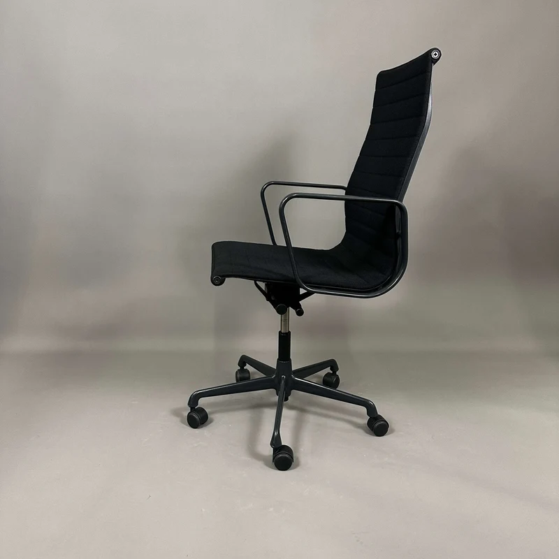 Vitra EA 119 Hopsak schwarz + schwarzes Gestell