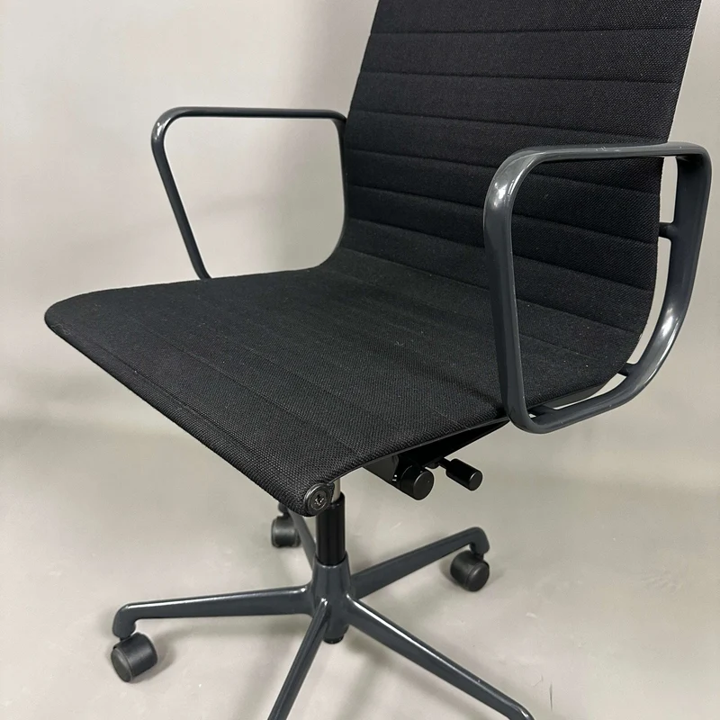 Vitra EA 119 Hopsak schwarz + schwarzes Gestell