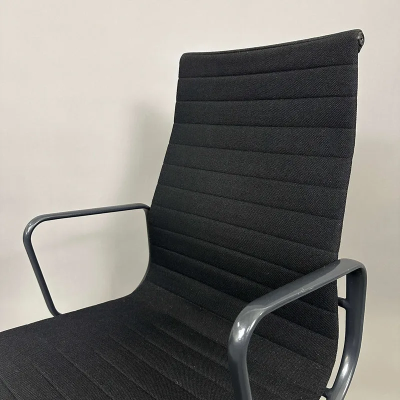 Vitra EA 119 Hopsak schwarz + schwarzes Gestell