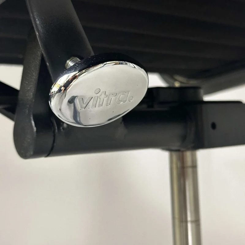 Vitra EA 119 Hopsak schwarz + schwarzes Gestell