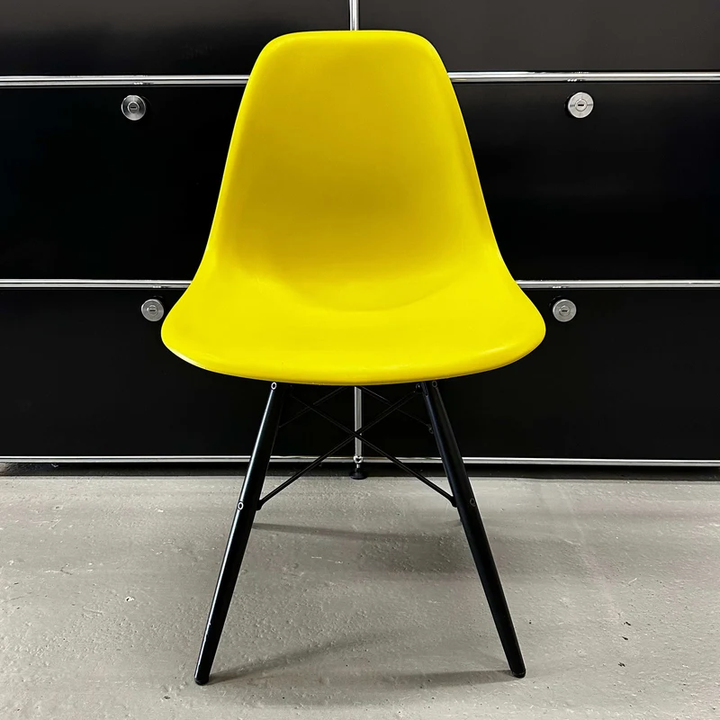 Vitra Eames Plastic Sidechair