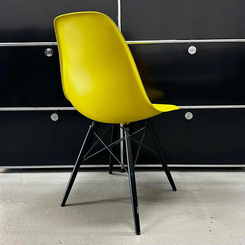 Vitra Eames Plastic Sidechair