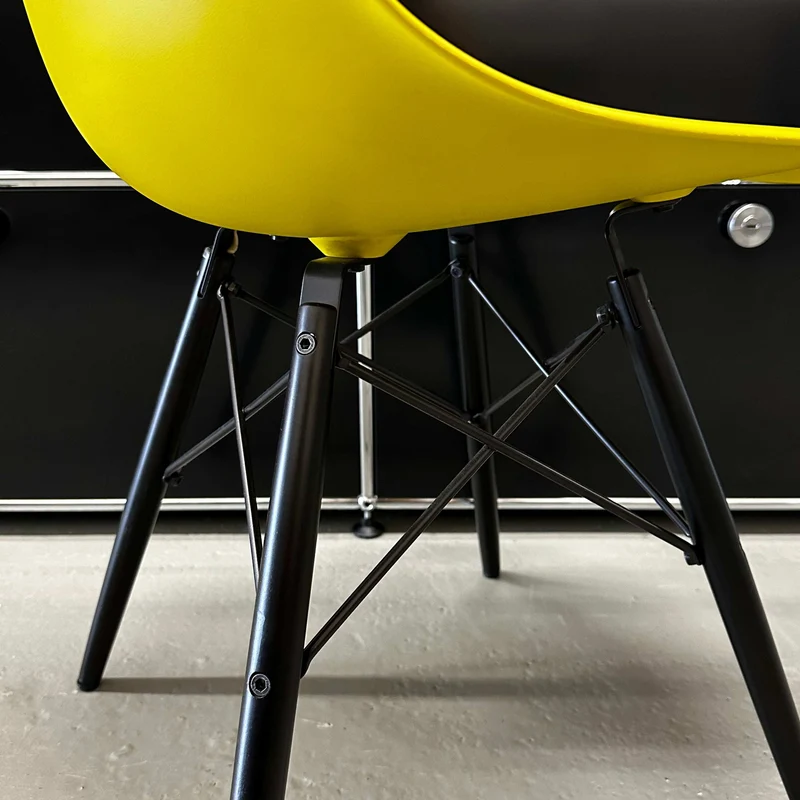 Vitra Eames Plastic Sidechair