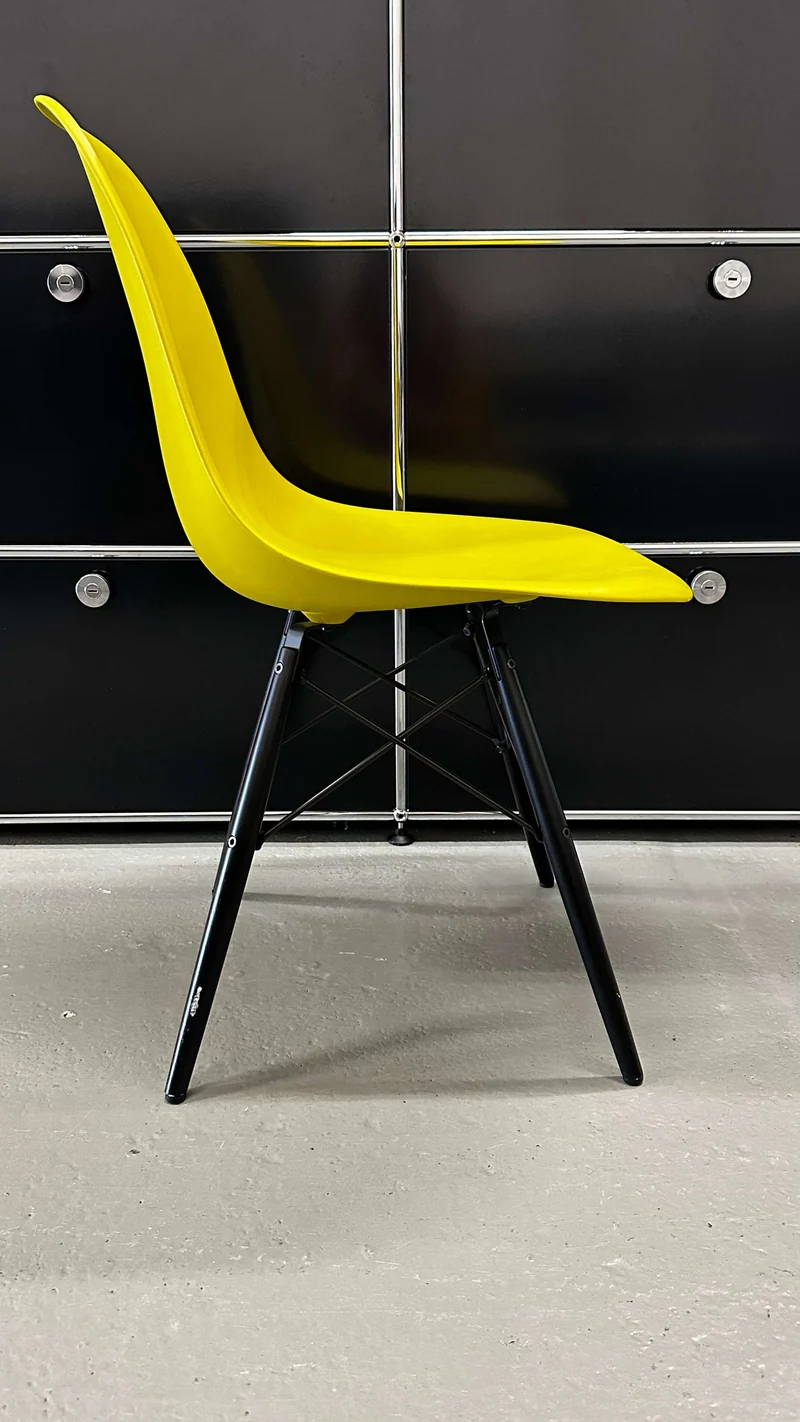 Vitra Eames Plastic Sidechair