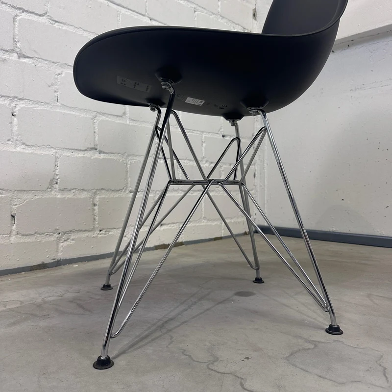 Vitra Eames Plastic Side Chair DSR schwarz